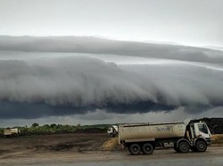 Heboh Awan Bak Gelombang Tsunami yang Baiknya Dihindari