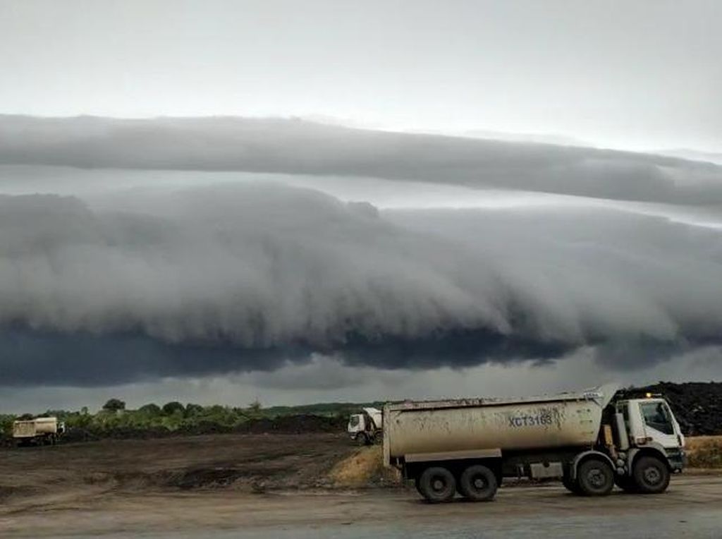 5 Fakta Ilmiah Fenomena Awan Tsunami di Aceh 5 Fakta Ilmiah Fenomena Awan Tsunami di Aceh