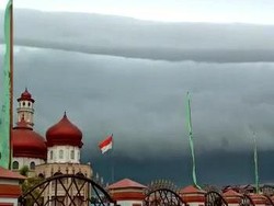 Angin Kencang Bak Badai Terjadi Usai Awan Tsunami Muncul di Meulaboh