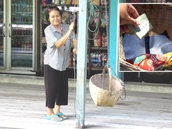 Unik! Warung di Bangkok Kirim Makanan Pakai Keranjang Lintasi Sungai