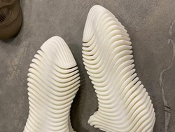 Sneakers Yeezy Terbaru Diejek Netizen Mirip Spaghetti hingga Tulang Ikan