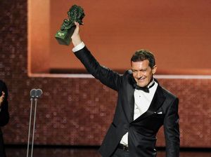 Antonio Banderas Alami Kelelahan Sebelum Positif COVID-19 Antonio Banderas Alami Kelelahan Sebelum Positif COVID-19