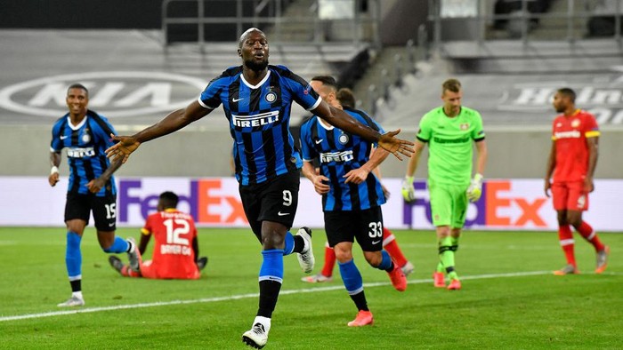 1265072076 DUESSELDORF, GERMANY - AUGUST 10: Romelu Lukaku of Inter Milan celebrates after scoring his sides second goal during the UEFA Europa League Quarter Final between FC Internazionale and Bayer 04 Leverkusen at Merkur Spiel-Arena on August 10, 2020 in Duesseldorf, Germany. (Photo by Martin Meissner/Pool via Getty Images)