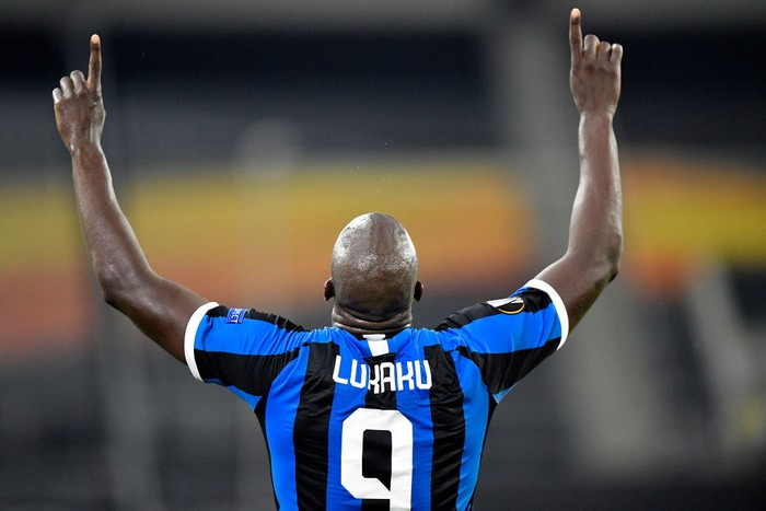 DUESSELDORF, GERMANY - AUGUST 10: Romelu Lukaku of Inter Milan celebrates after scoring his sides second goal during the UEFA Europa League Quarter Final between FC Internazionale and Bayer 04 Leverkusen at Merkur Spiel-Arena on August 10, 2020 in Duesseldorf, Germany. (Photo by Martin Meissner/Pool via Getty Images)
