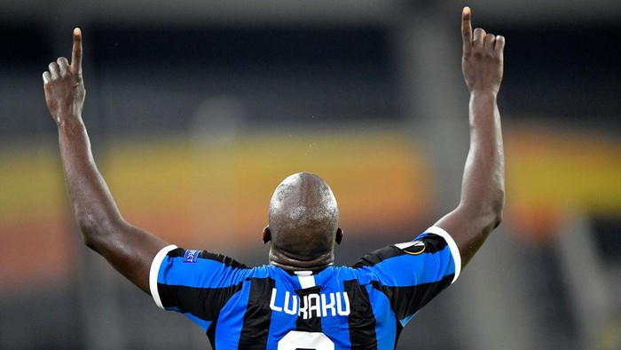 DUESSELDORF, GERMANY - AUGUST 10: Romelu Lukaku of Inter Milan celebrates after scoring his sides second goal during the UEFA Europa League Quarter Final between FC Internazionale and Bayer 04 Leverkusen at Merkur Spiel-Arena on August 10, 2020 in Duesseldorf, Germany. (Photo by Martin Meissner/Pool via Getty Images)