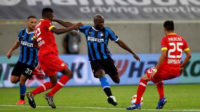 DUESSELDORF, GERMANY - AUGUST 10: Romelu Lukaku of Inter Milan shoots as he is put under pressure by Edmond Tapsoba and Exequiel Palacios of Bayer Leverkusen during the UEFA Europa League Quarter Final between FC Internazionale and Bayer 04 Leverkusen at Merkur Spiel-Arena on August 10, 2020 in Duesseldorf, Germany. (Photo by Dean Mouhtaropoulos/Getty Images)