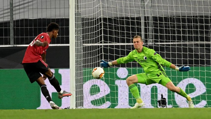 COLOGNE, GERMANY - AUGUST 10: Karl-Johan Johnsson of FC Kobenhavn saves a shot from Marcus Rashford during the UEFA Europa League Quarter Final between Manchester United and FC Kobenhavn at RheinEnergieStadion on August 10, 2020 in Cologne, Germany. (Photo by Sascha Steinbach/Pool via Getty Images)