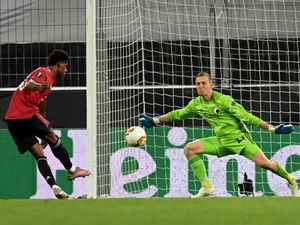 13 Saves Kiper Copenhagen yang Terkubur Penalti MU