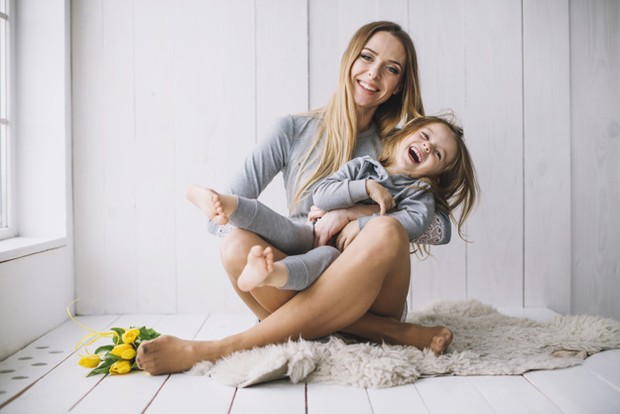 mothers-day-concept-with-joyful-mother-daughter/ freepik.com Faktor keturunan dapat menyebabkan orang kurus susah gemuk.