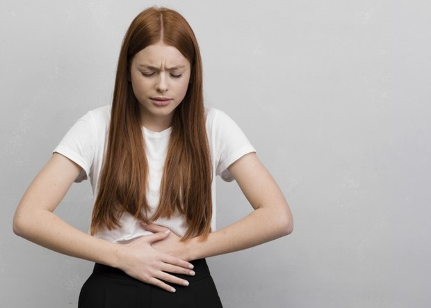 worried-woman-having-stomachache / freepik.com worried-woman-having-stomachache