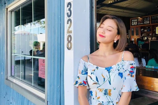 rutinitas kecantikan Jihyo TWICE dalam membersihkan wajah ada tiga yaitu menghapus riasan mata dengan eye makeup remover, menghapus makeup dengan cleansing milk, dan mencudi muka dengan water-based cleanser