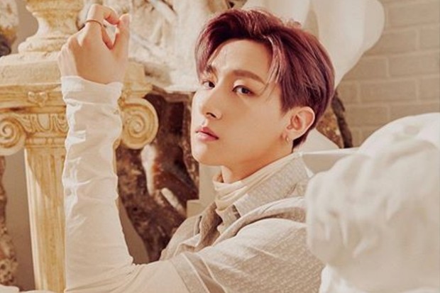 perawatan malam hari idol K-Pop I.M MONSTA X yaitu membersihkan wajah menggunakan electronic cleansing brush, mengaplikasikan toner dan essence, lalu memakai lotion serta night cream, dan mengoleskan eye cream