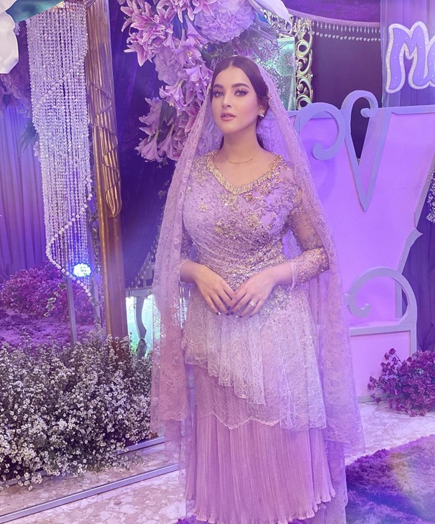 Tasya tampak cantik dan anggun dalam balutan gaun berwarna ungu yang elegan.