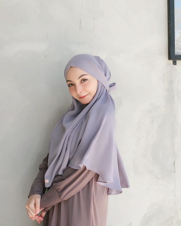 Jilbab instan french/Foto: instagram.com/nabilabellai_ Gaya influencer pakai bergo instan saat di rumah.