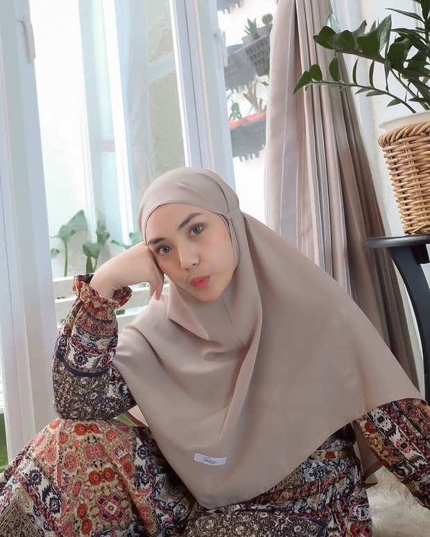 Bergo instan sand/Foto: instagram.com/raniekarlina Gaya influencer pakai bergo instan saat di rumah.