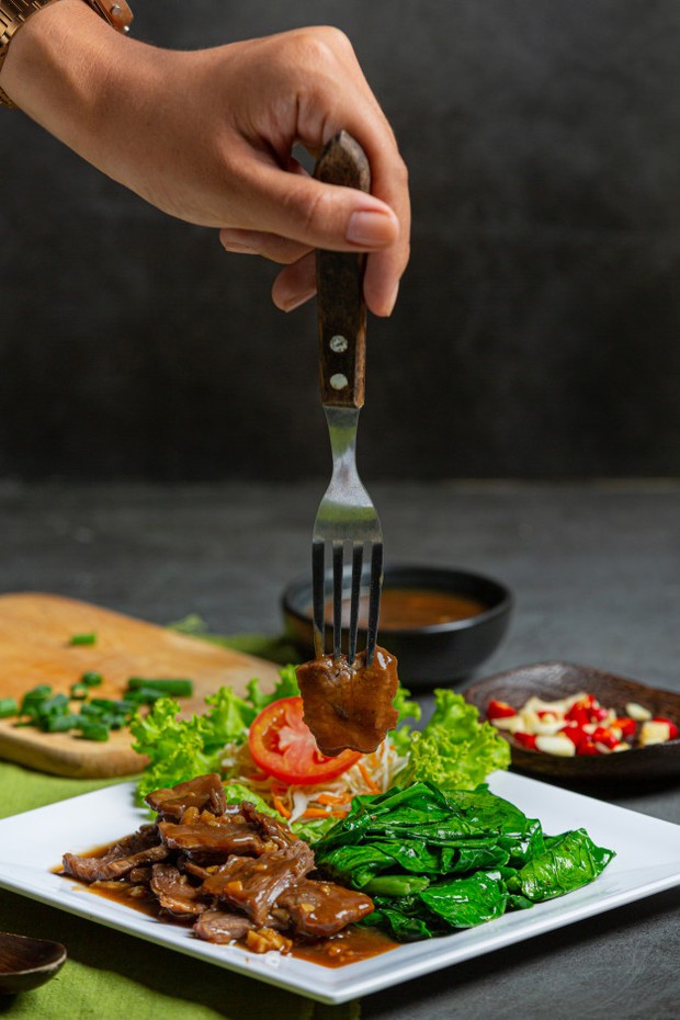 stir-fried-beef-oyster-sauce-served / freepik.com asupan makanan menentukan kurus atau gemuknya seseorang.
