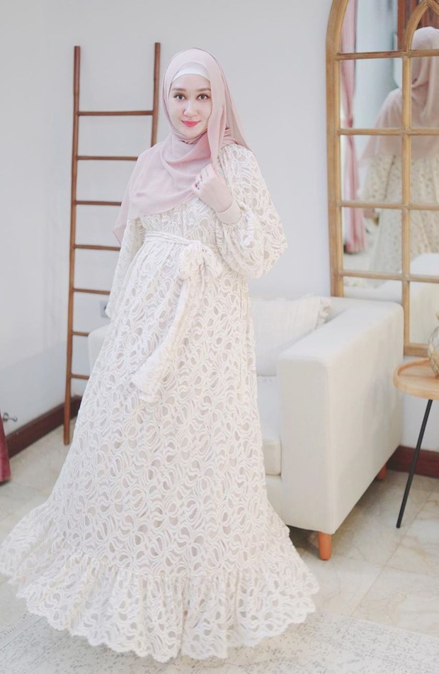 Dalam momen Idul Fitri lalu, Dian juga tampil cantik dan fashionable dalam balutan gaun putih.