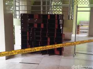 Lokasi Ditemukannya Tas Mencurigakan di Masjid UNY Digaris Polisi Lokasi Ditemukannya Tas Mencurigakan di Masjid UNY Digaris Polisi