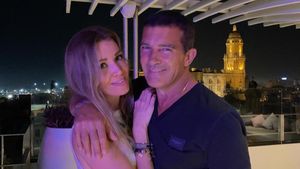 Momen Romantis Antonio Banderas Bersama Pacar Mudanya Sebelum Kena COVID-19