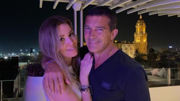 Momen Romantis Antonio Banderas Bersama Pacar Mudanya Sebelum Kena COVID-19