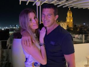 Momen Romantis Antonio Banderas Bersama Pacar Mudanya Sebelum Kena COVID-19 Momen Romantis Antonio Banderas Bersama Pacar Mudanya Sebelum Kena COVID-19