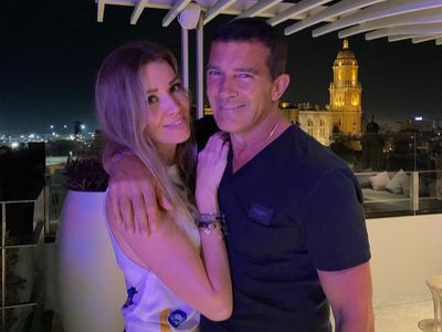 Momen Romantis Antonio Banderas Bersama Pacar Mudanya Sebelum Kena COVID-19