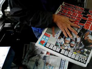 Polisi Hong Kong Tangkap 5 Petinggi Surat Kabar Apple Daily