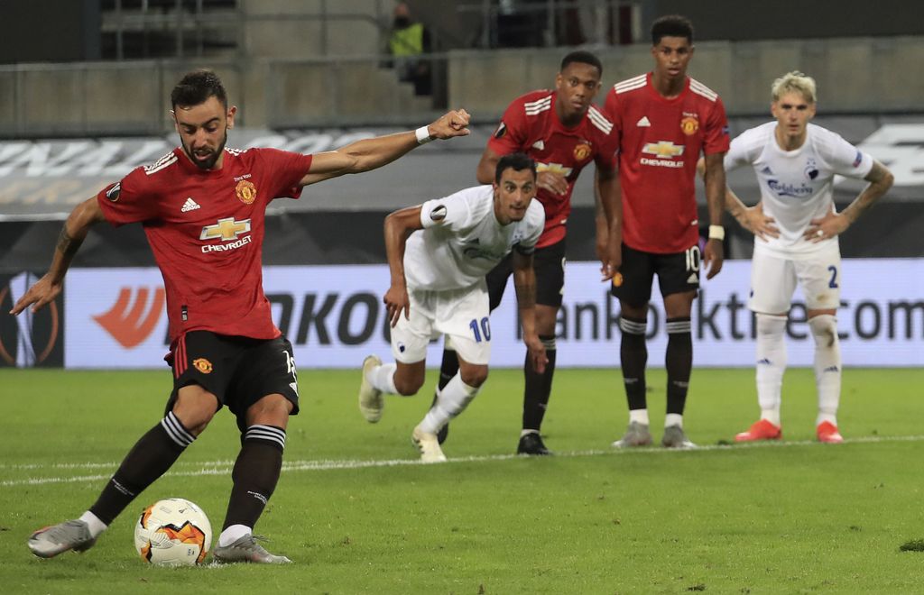 Manchester United's Bruno Fernandes scores his sides first goal from a penalty kick during the UEFA Europa League quarterfinal soccer match between Manchester United and FC Copenhagen in Cologne, Germany, Monday, Aug. 10, 2020. (Wolfgang Rattay/Pool via AP)