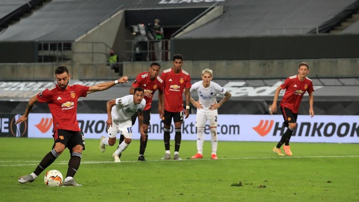 COLOGNE, GERMANY - AUGUST 10: Bruno Fernandes of Manchester United scores his sides first goal from the penalty spot during the UEFA Europa League Quarter Final between Manchester United and FC Kobenhavn at RheinEnergieStadion on August 10, 2020 in Cologne, Germany. (Photo by Wolfgang Rattay/Pool via Getty Images)
