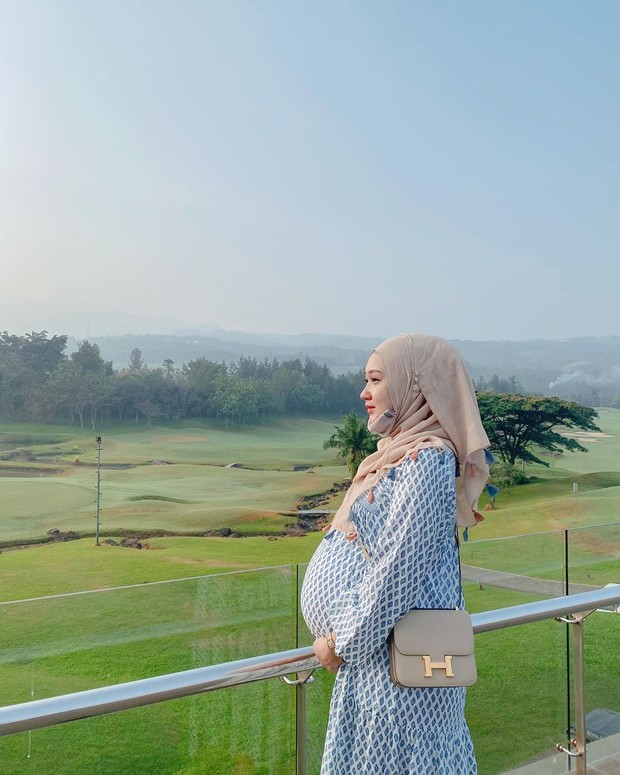 Menjelang kelahiran, Dian Pelangi  mengunggah potret baby bump terbarunya ketika tengah berada di Sentul, Jawa Barat.