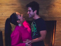 5 Bulan Jalin Asmara, Demi Lovato dan Max Ehrich Pamer Ciuman