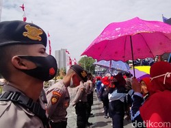 Buruh Sidoarjo Demo PHK, Arus Lalin di Tengah Kota Surabaya Macet