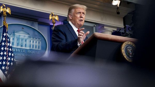 Momen Jumpa Pers Trump yang Diwarnai Penembakan di Luar Gedung Putih