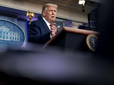 Momen Jumpa Pers Trump yang Diwarnai Penembakan di Luar Gedung Putih