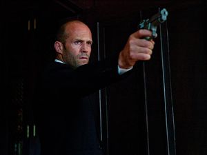 Lompatan Indah Jason Statham dari Kolam ke Kamera Lompatan Indah Jason Statham dari Kolam ke Kamera