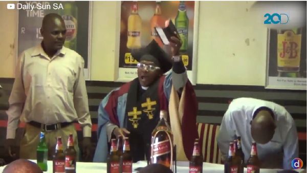 Foto: Gereja Alkohol Nyentrik di Tengah Pandemi