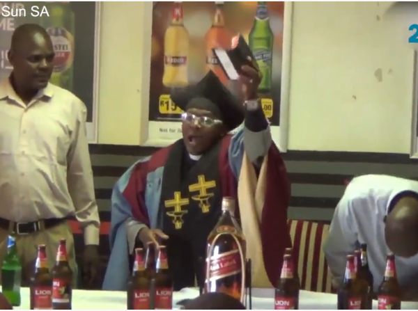 Foto: Gereja Alkohol Nyentrik di Tengah Pandemi