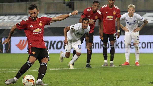 Manchester United's Bruno Fernandes scores his sides first goal from a penalty kick during the UEFA Europa League quarterfinal soccer match between Manchester United and FC Copenhagen in Cologne, Germany, Monday, Aug. 10, 2020. (Wolfgang Rattay/Pool via AP)