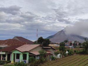 Abu Tipis Terlihat Keluar dari Gunung Sinabung Hari Ini