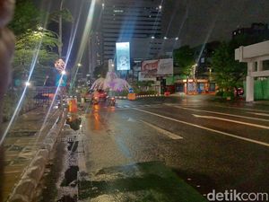 Seluruh Kawasan Surabaya Hujan Deras di Musim Kemarau