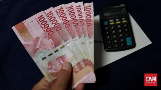 Ilustrasi uang bantuan dari pemerintah sebesar 600 ribu rupiah bagi pekerja bergaji Di bawah 5 juta rupiah. CNN Indonesia/Safir Makk