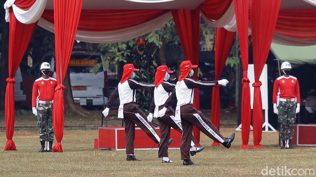 Pasukan pengibar bendera merah putih melakukan latihan di Cibubur, Jakarta Timur, Selasa (11/8/2020). Mereka akan bertugas pada upacara HUT RI di Istana Negara.