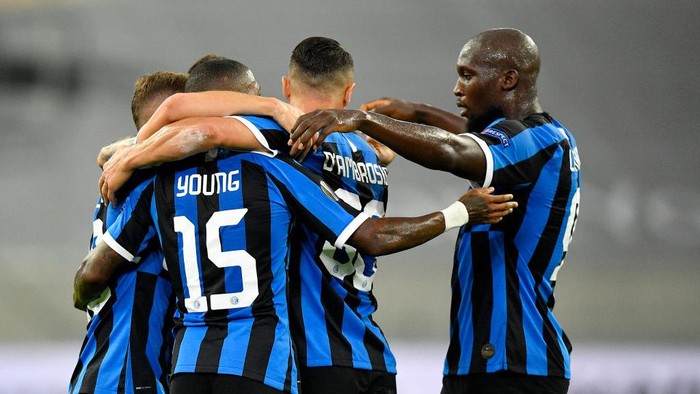 DUESSELDORF, GERMANY - AUGUST 10: Nicolo Barella of Inter Milan celebrates with teammates after scoring his sides first goal  during the UEFA Europa League Quarter Final between FC Internazionale and Bayer 04 Leverkusen at Merkur Spiel-Arena on August 10, 2020 in Duesseldorf, Germany. (Photo by Martin Meissner/Pool via Getty Images)