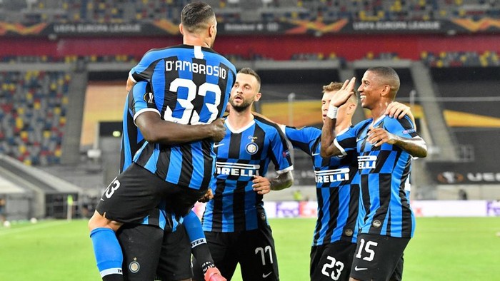 Inter Milans Belgian forward Romelu Lukaku (L) celebrates scoring the 2-0  with his team-mates during the UEFA Europa League quarter-final football match Inter Milan v Bayer 04 Leverkusen at the Duesseldorf Arena on August 10, 2020 in Duesseldorf, western Germany. (Photo by Martin Meissner / POOL / AFP)