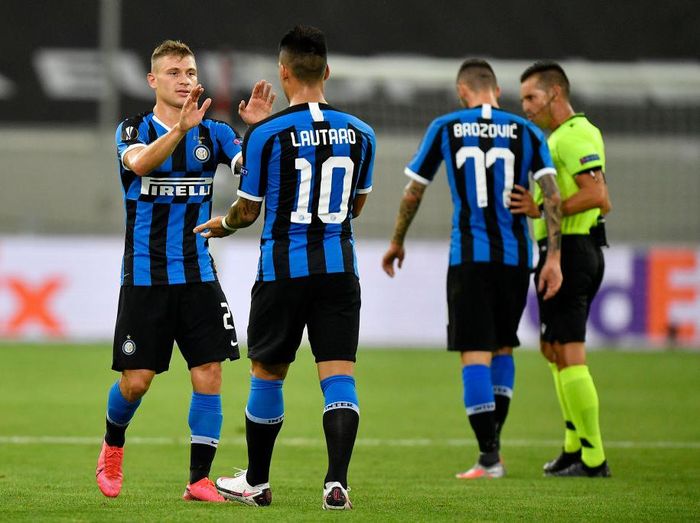 Inter Milan DUESSELDORF, GERMANY - AUGUST 10: Nicolo Barella of Inter Milan celebrates after scoring his sides first goal with teammate Lautaro Martinez during the UEFA Europa League Quarter Final between Inter and Bayer 04 Leverkusen at Merkur Spiel-Arena on August 10, 2020 in Duesseldorf, Germany. (Photo by Martin Meissner/Pool via Getty Images)