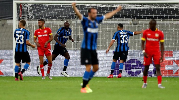 DUESSELDORF, GERMANY - AUGUST 10: Romelu Lukaku of Inter Milan celebrates after scoring his sides second goal during the UEFA Europa League Quarter Final between FC Internazionale and Bayer 04 Leverkusen at Merkur Spiel-Arena on August 10, 2020 in Duesseldorf, Germany. (Photo by Dean Mouhtaropoulos/Getty Images)