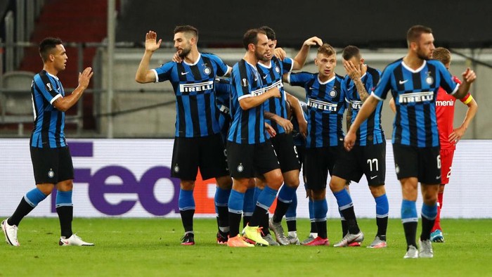 DUESSELDORF, GERMANY - AUGUST 10: Nicolo Barella of Inter Milan celebrates with teammates after scoring his sides first goal  during the UEFA Europa League Quarter Final between FC Internazionale and Bayer 04 Leverkusen at Merkur Spiel-Arena on August 10, 2020 in Duesseldorf, Germany. (Photo by Dean Mouhtaropoulos/Getty Images)