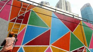 Cat Warna-warni Percantik Jembatan Layang Tol Tomang