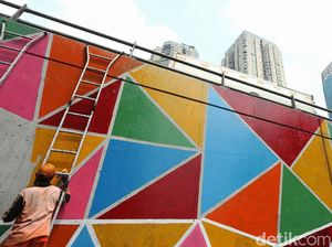 Cat Warna-warni Percantik Jembatan Layang Tol Tomang