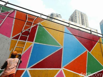 Cat Warna-warni Percantik Jembatan Layang Tol Tomang